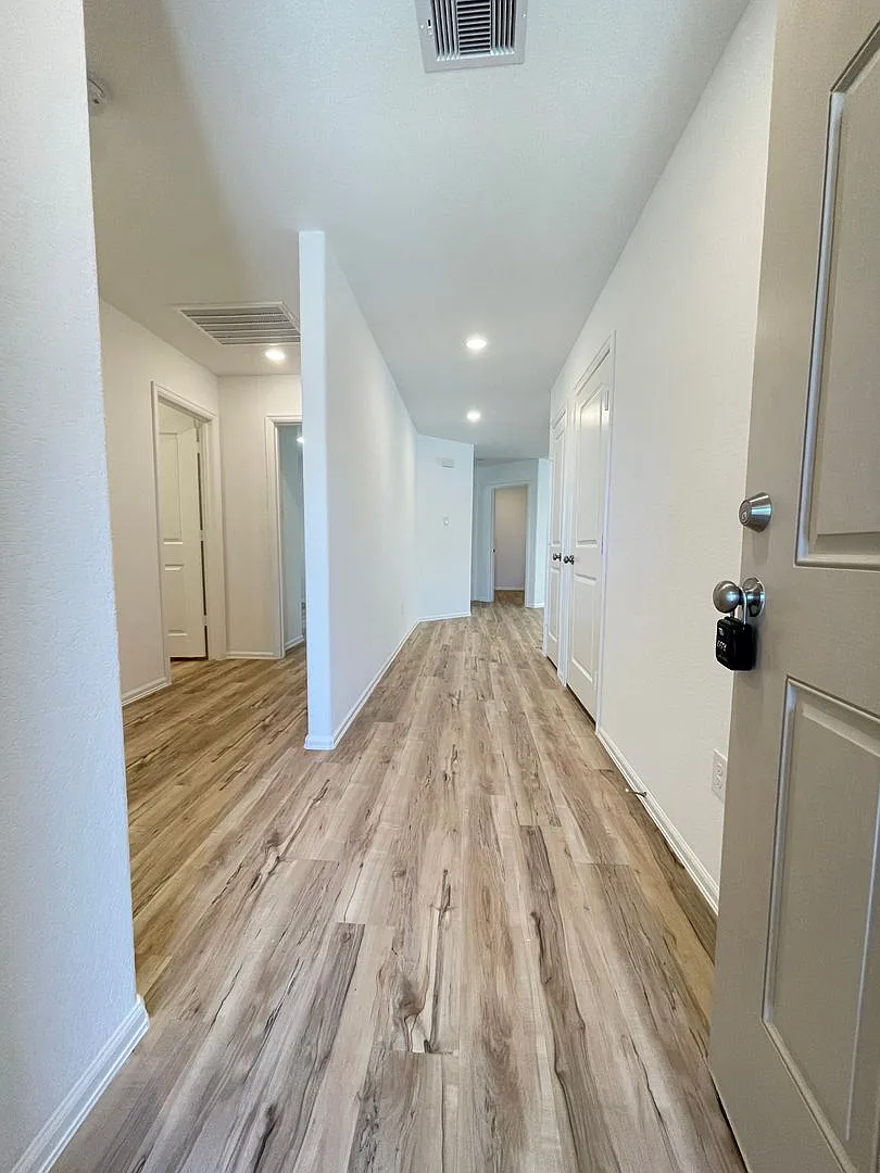 House For Lease in Richmond — Photo 3