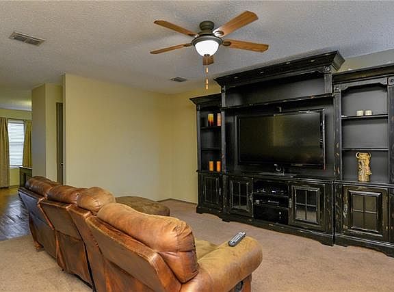 3rd image of 916 Salida Dr