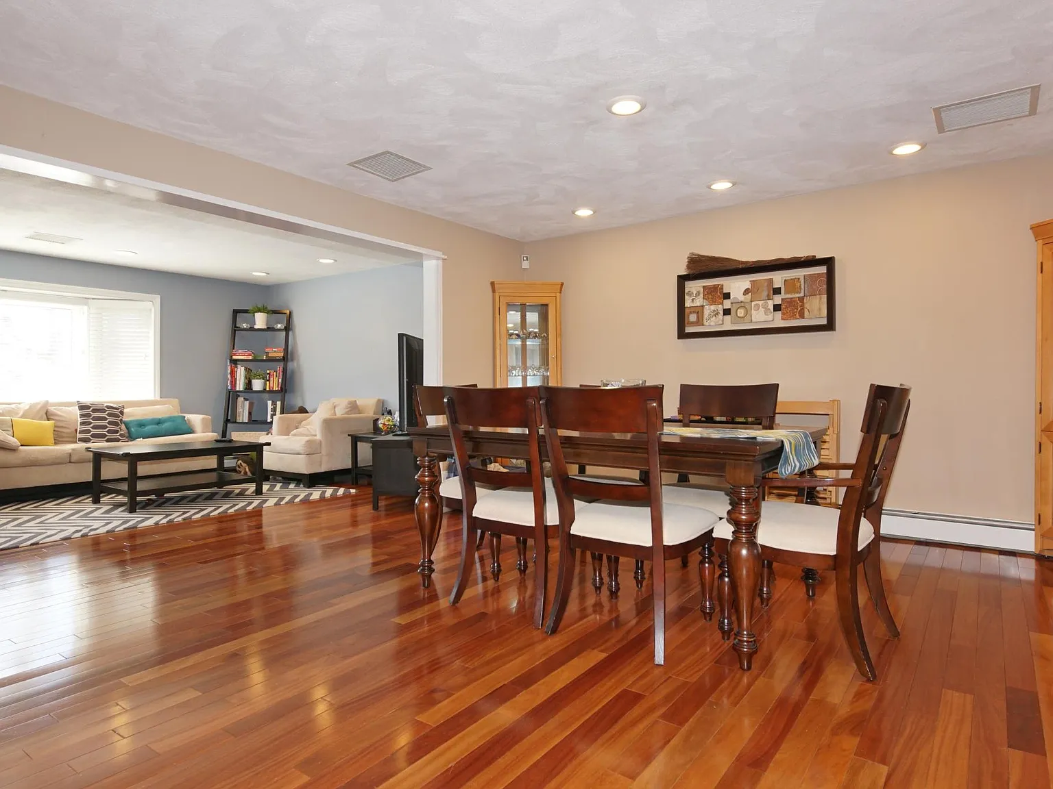 4 bed, 2400 sqft, $4,800 — Photo 2