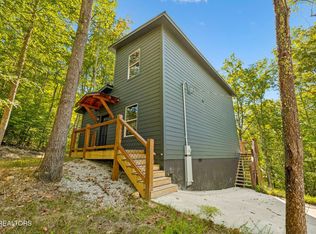 689 Country Oak Ln, La Follette, TN 37766