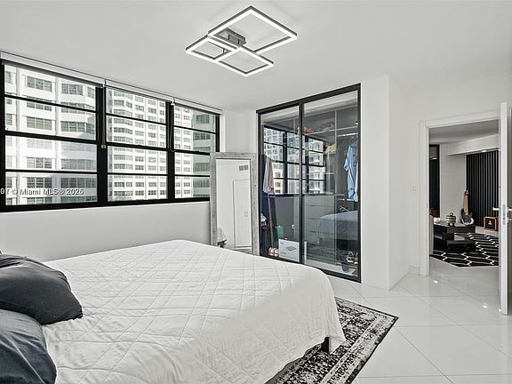 4th image of 999 Brickell Bay Dr #700