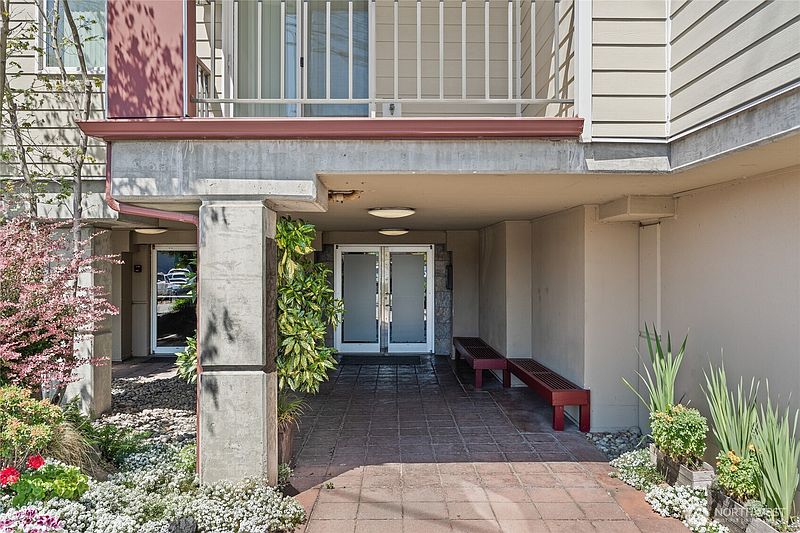 4th image of 1926 Fairview Avenue E #307
