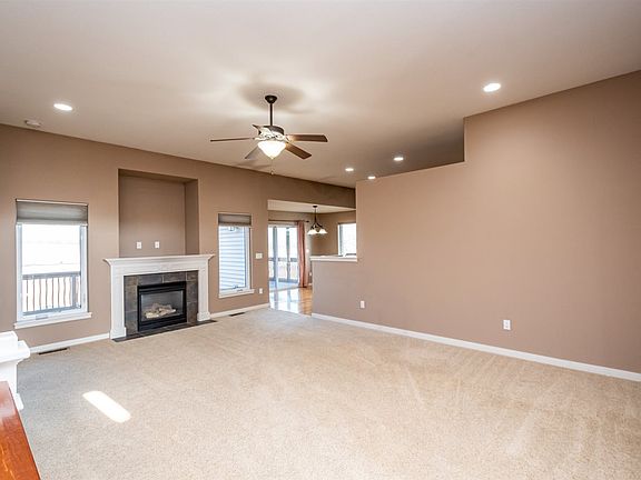 5th image of 380 Carlyle Dr