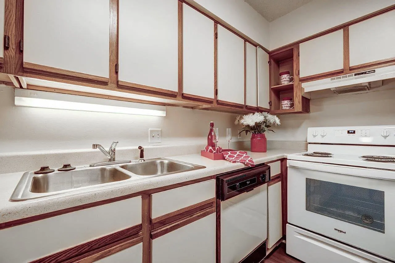 River Park Tower Apartment Homes — Photo 3