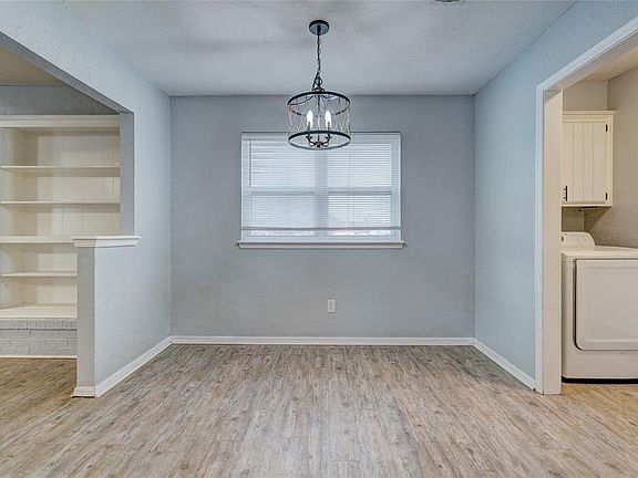 3rd image of 501 SE Post Oak Ln