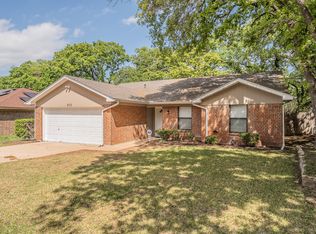 912 Red Oak St, Azle, TX 76020