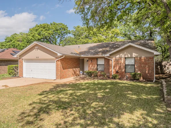 912 Red Oak St, Azle, TX 76020