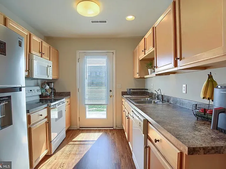 413 Eisenhower Dr — Photo 6
