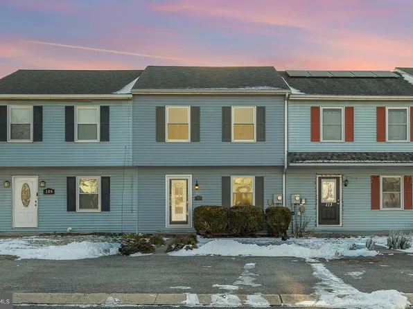 111 Stonehouse Ln, Columbia, PA 17512