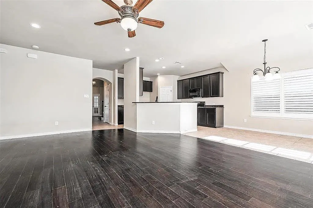 4 bed, 2.5 bath, 3314 sqft, $2,990 — Photo 3