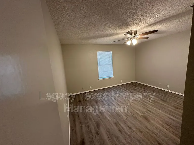 1116 N Nolan River Rd #B — Photo 5