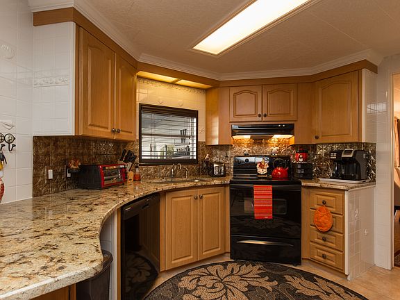 3rd image of 332 Nicklaus Blvd