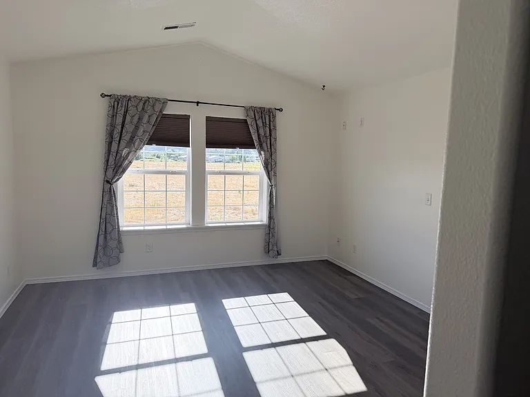 413 NW Viola St — Photo 2
