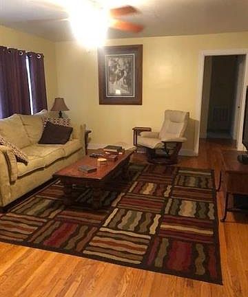4th image of 813 Parkwood Rd