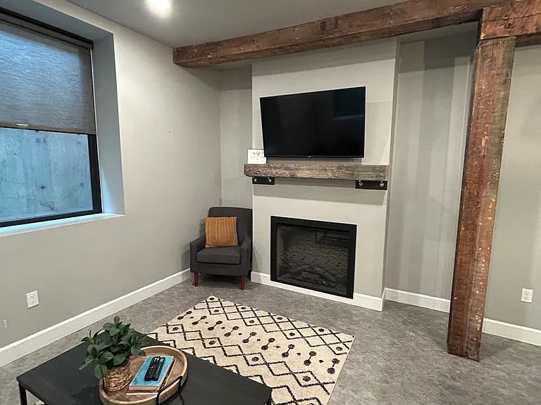 305 N Alaska St — Photo 2