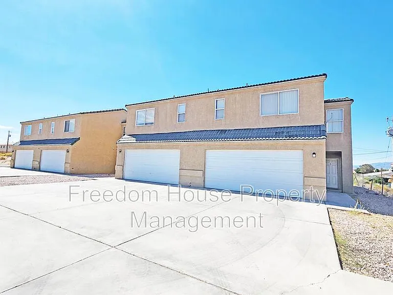 1080 Karen Ct #3 — Photo 3