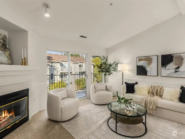 25235 SE Klahanie Boulevard #J302, Sammamish, WA 98029