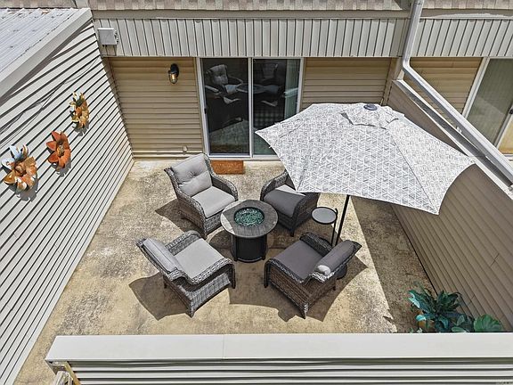 3rd image of 135 Hillview Dr APT 19