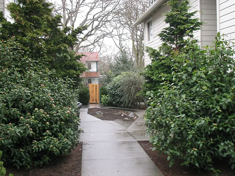 950 SE Ireland St — Photo 3