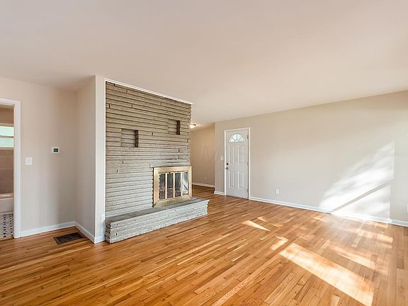 3rd image of 4142 Mayflower Blvd