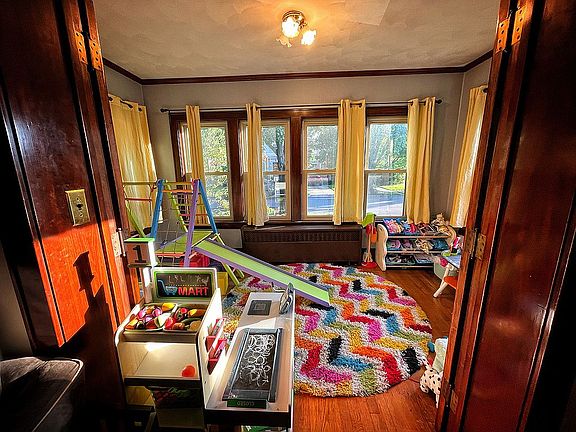 Front sunroom/playroom