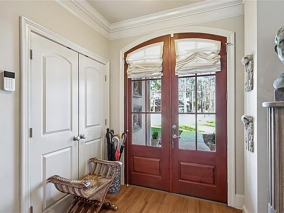 3rd image of 114 Swallow St