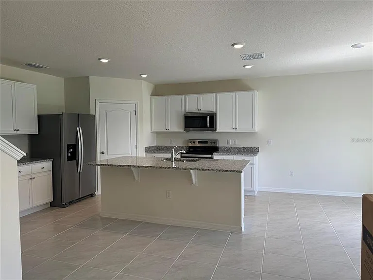 2572 Tulip Dr — Photo 3