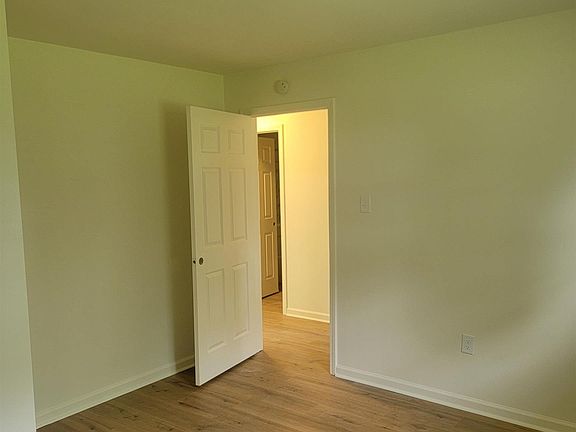 3rd image of 10950 Mill St