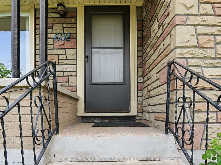 602 Geneva St — Photo 3