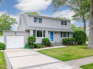 97 Saint Regis Dr, Massapequa Park, NY 11762