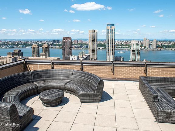 5th image of 2039 Broadway #17A