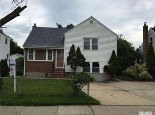 50 Arlington St, Westbury, NY 11590