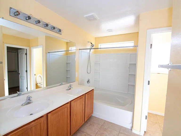 915 W Desert Hills Dr — Photo 11