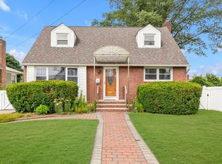 1029 Lakeville Rd, New Hyde Park, NY 11040