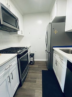 5th image of 216 E 47th St APT 17B