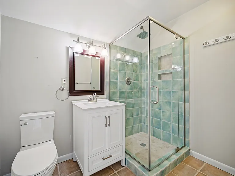 1044 Commodore Dr — Photo 29