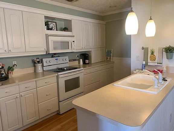 2nd image of 1412 Amaryllis Ln