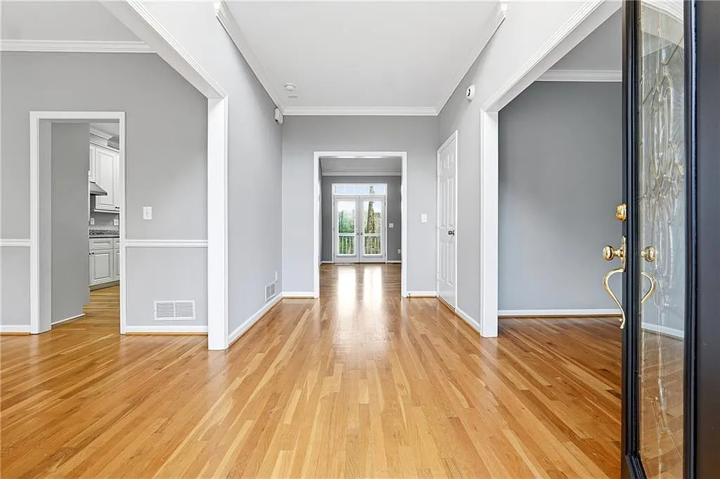 5 bed, 3.5 bath, 3000 sqft, $4,000 — Photo 2