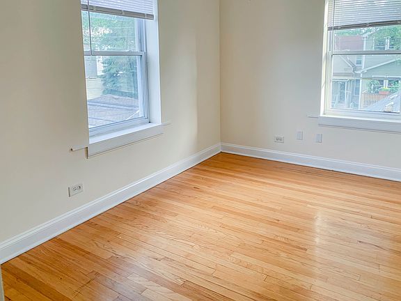 3rd image of 5206 1/2 N Leavitt St #2