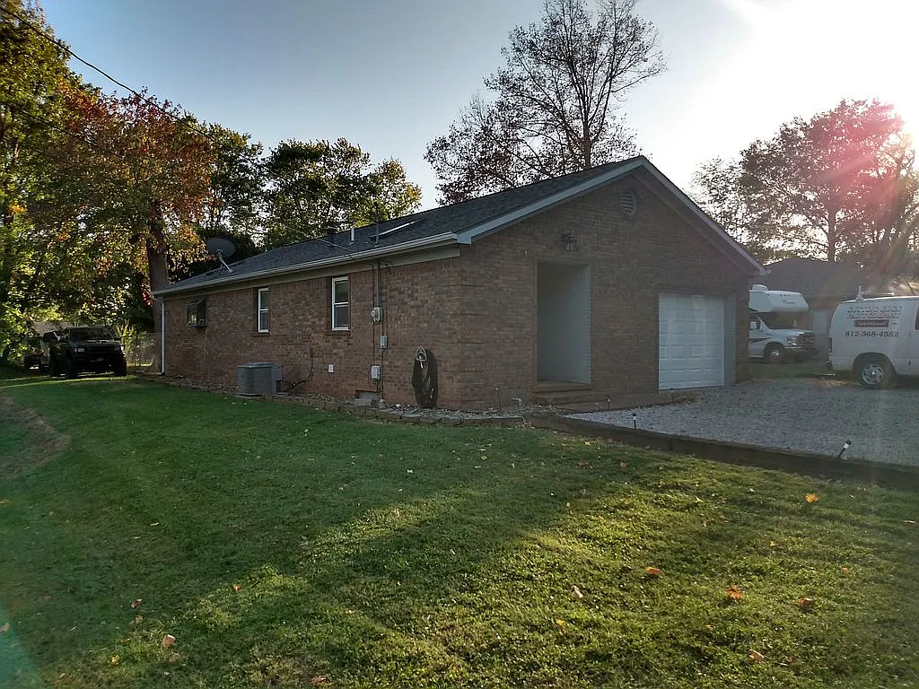 611 E Poplar St photo 1