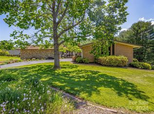 220 Northfield Ct, Hendersonville, NC 28739