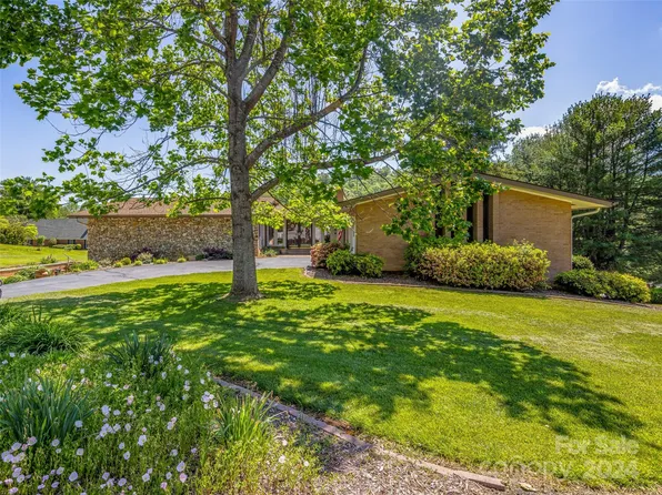 220 Northfield Ct, Hendersonville, NC 28739
