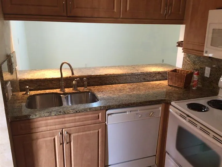 1046 Coral Club Dr — Photo 8