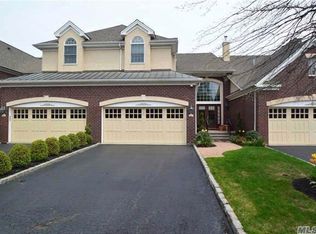 62 Kensington Cir, Manhasset, NY 11030