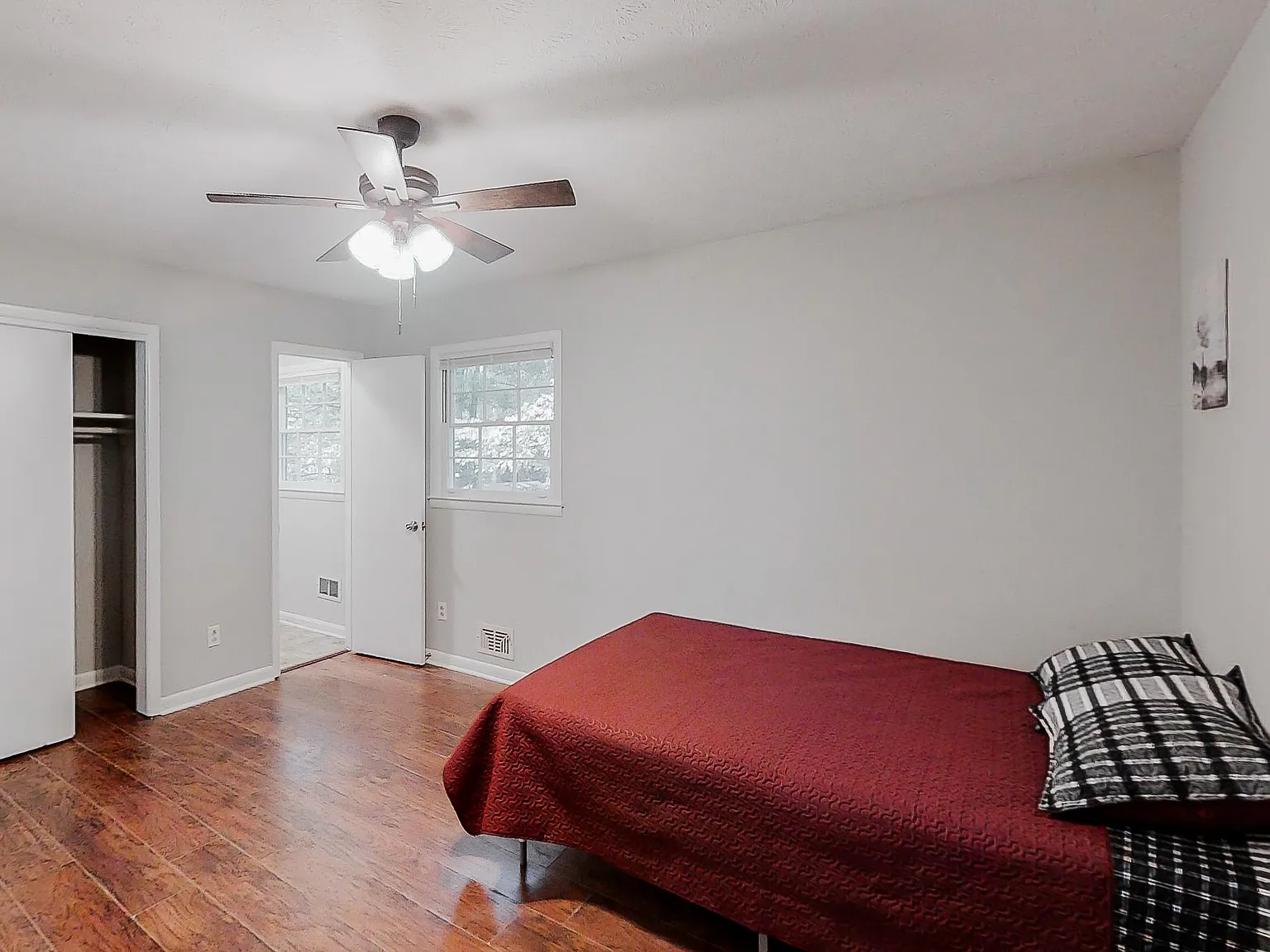 4 bed, 3.5 bath, 2009 sqft, $905 — Photo 2