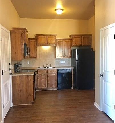 3rd image of 505 Sladecek Dr