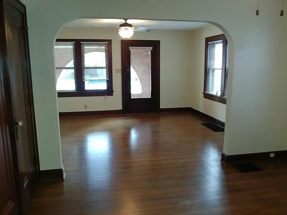 4th image of 954 E Bradbury Ave