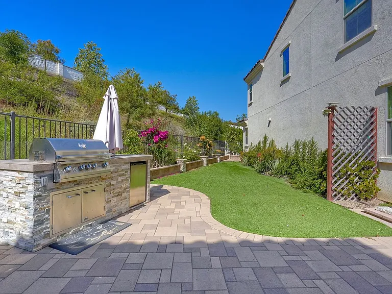 729 Merit Dr — Photo 25