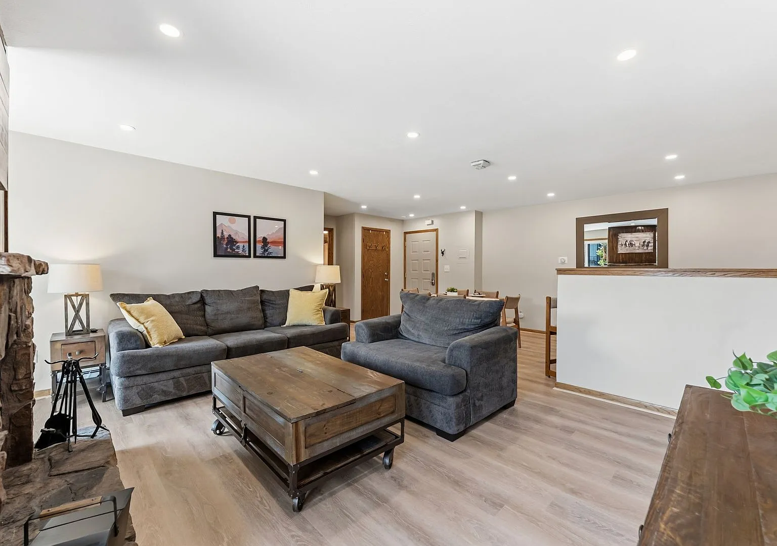 Winter Rental- Amazing Amenities, wood burning fireplace and walkout unit. — Photo 2
