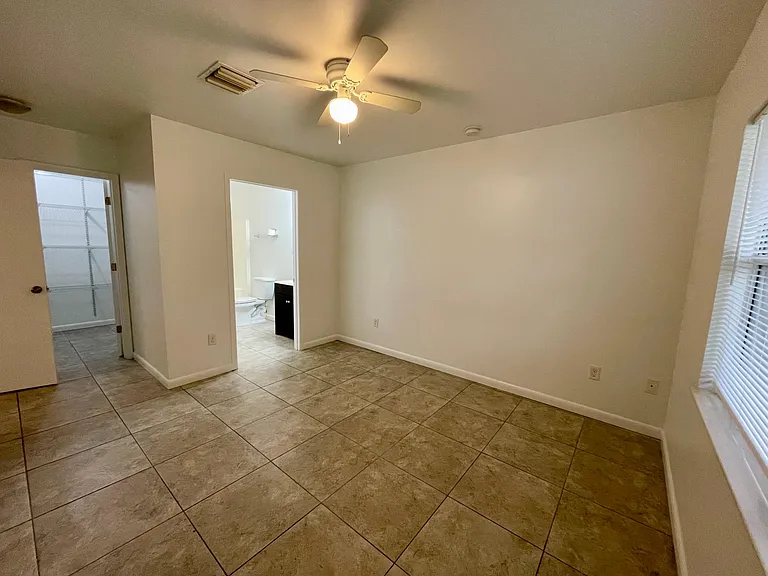 Master bedroom and bath w/ walk-in closet